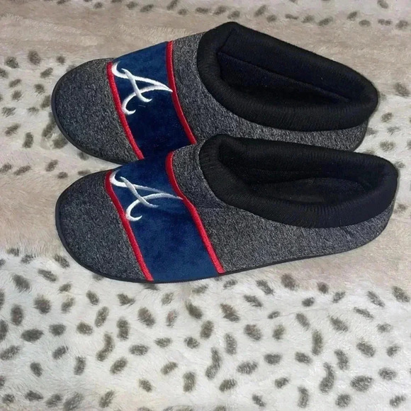 Men’s Foco Atlanta Braves Slippers - Picture 2 of 5